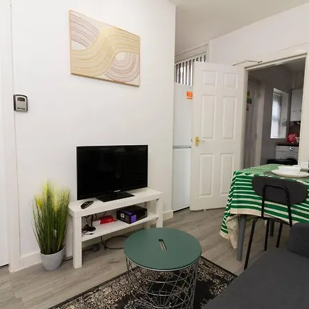 5 - Refurbished In A Shared House Apartment