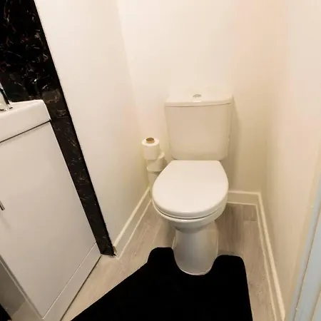 Apartment 5 - Refurbished In A Shared House