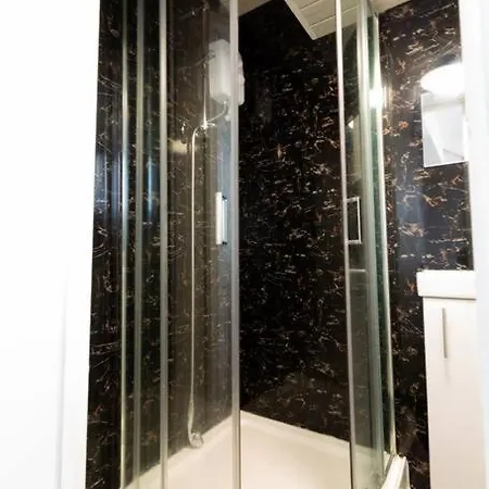 5 - Refurbished In A Shared House Apartment *