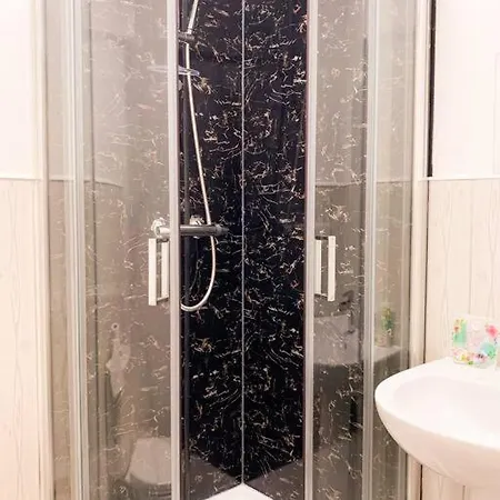 5 - Refurbished In A Shared House Apartment *