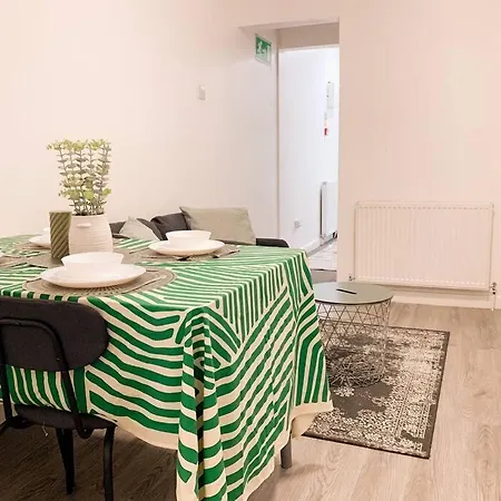 Apartment 5 - Refurbished In A Shared House *