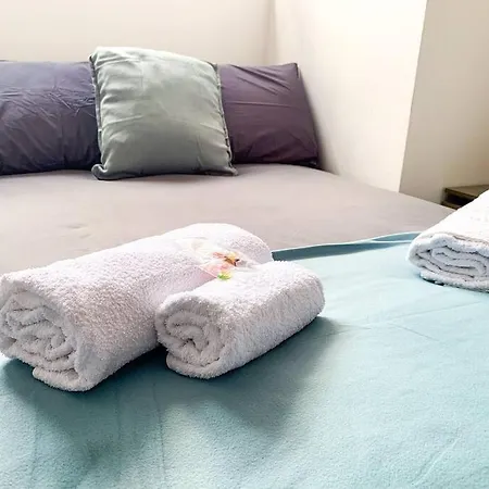 5 - Refurbished In A Shared House Apartment *